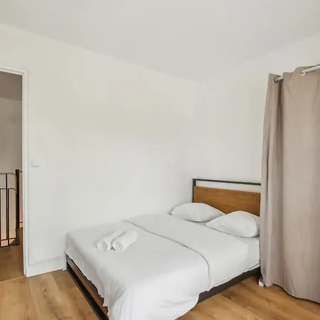 Duplex Downtown With Parking *